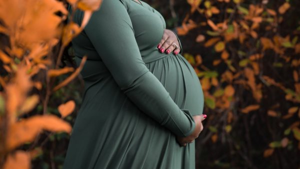 Dit zijn jullie ervaringen met grijpgrage handen tijdens de zwangerschap: 'Voelde me betast'