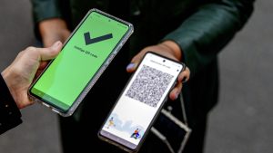 Thumbnail voor QR-code van gevaccineerden blijft gewoon werken na positieve test: 'Ik kon overal naartoe'