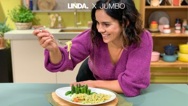 Binnen twintig minuten op tafel: pasta met 'huisgemaakte' basilicumsaus en zalm