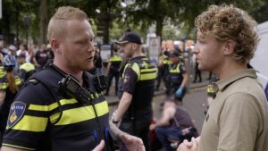 Thumbnail voor Kijkers groot respect voor politieagenten in 'Bureau Hofstad': 'Petje af'