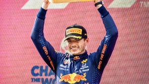 Thumbnail voor Champagnedouche voor Max: Verstappen wereldwijd populairste coureur in Formule 1