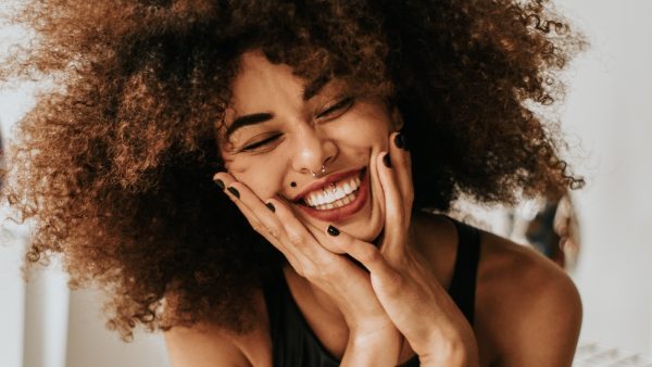 Witte tanden en een grote glimlach: boost je zelfvertrouwen met deze tandpasta