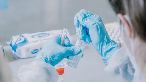 Aantal nieuwe coronagevallen stijgt verder naar bijna 6000