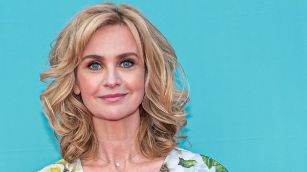 Daphne Deckers trekt karaoke kunsten uit de kast: 'Ik ga zwemmen'