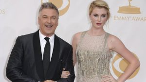 Thumbnail voor Dochter van Alec Baldwin is boos op journalisten na schietincident