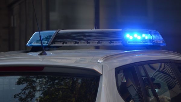 Agenten schieten gewapende man dood in voorstad van Parijs