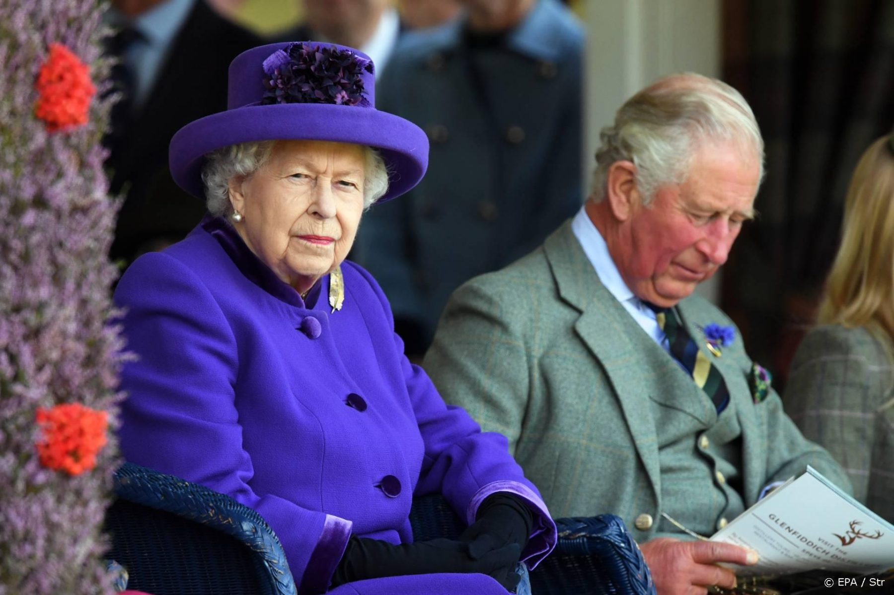 Koningin Elizabeth voortaan alleen nog met familielid naar verplichtingen'
