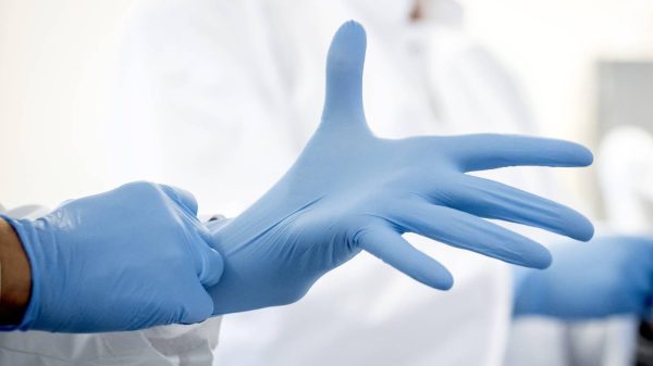 CNN: miljoenen gebruikte medische handschoenen als nieuw verkocht