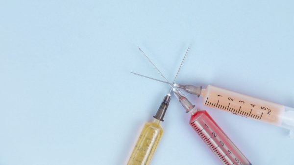 Verschillende vrouwen en meisjes met injectienaald gedrogeerd in Britse nachtclubs