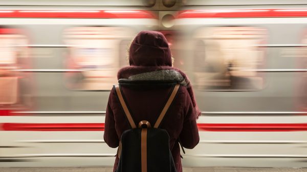 vrouw voor rotterdamse metro geduwd man aangehouden