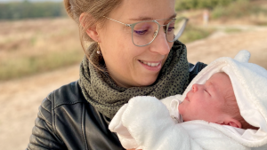 Thumbnail voor Marieke kreeg allergische reactie tijdens bevalling: 'Ik had opgezwollen ogen en was erg benauwd'