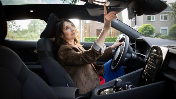 Carice van Houten is fan van deze elektrische auto vol digitale snufjes en, geloof ons, jij wil ‘m ook