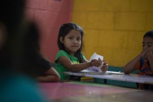 Thumbnail voor Doofgeboren Ethny (6) en haar moeder leren gebarentaal: 'Veel meer zelfvertrouwen'