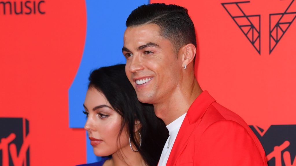 Voetbalelftal in de maak: vriendin Cristiano Ronaldo in verwachting van tweeling