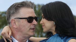 Thumbnail voor Hilaria Baldwin probeert post-traumatische stress bij man Alec te minimaliseren na schietincident