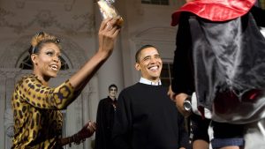 Thumbnail voor Obama’s blikken terug op gruwelijk gezellig Halloween in het Witte Huis