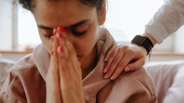 Aline rouwt om overleden kind, haar man zoekt troost bij een ander: 'Hij vluchtte'