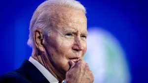 Thumbnail voor Sleepy Joe: president Biden dommelt constant weg tijdens klimaatconferentie