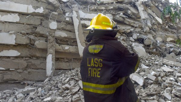 Flatgebouw Lagos stort in terwijl bouwvakkers aan het pand werken