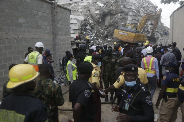 Flatgebouw Lagos stort in terwijl bouwvakkers aan het pand werken