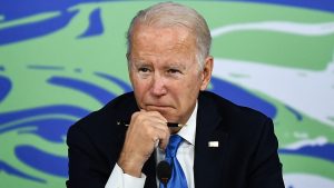 Thumbnail voor President Biden kan zijn ogen niet openhouden tijdens klimaattop