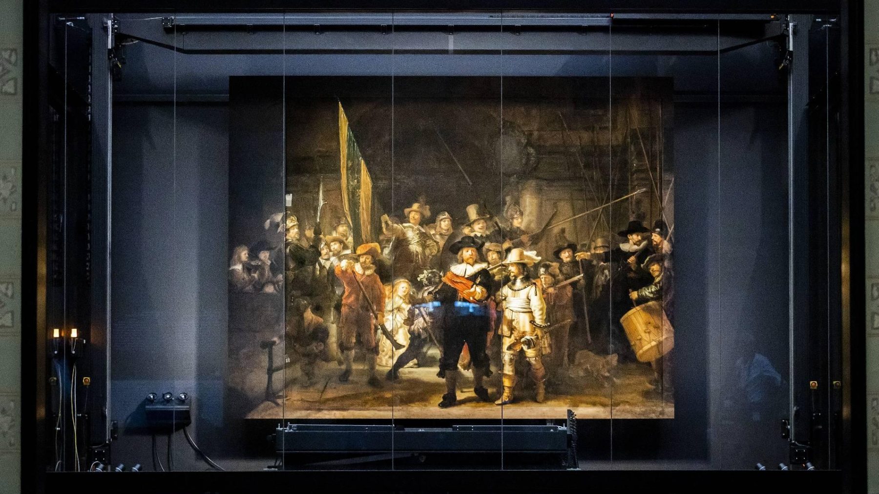 Rembrandt draait zich om (maar niet in zijn graf): achterkant van 'De Nachtwacht' tijdelijk te zien