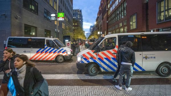 Demonstranten bij ministerie waar persconferentie plaatsvindt