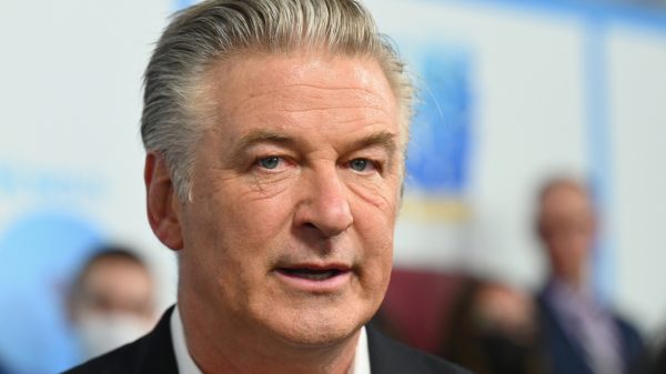 Baldwin steunt crewlid die 'barre omstandigheden' op filmset ontkracht: 'Nooit gebeurd'