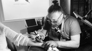 Thumbnail voor Andries tatoeëert (gratis) 3D-tepels na borstkanker: 'De reacties zijn waanzinnig'