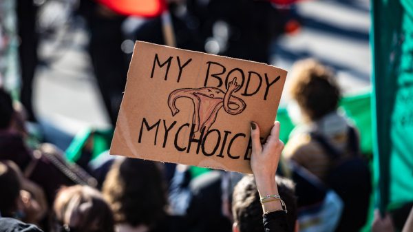 Protesten in Polen nadat strikte abortuswet leven eist van zwangere vrouw