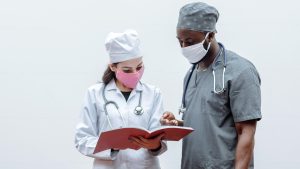 Thumbnail voor 'Kans op opname in ziekenhuis 17 keer zo groot voor ongevaccineerden'