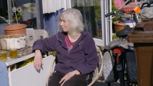 Thumbnail voor Laura (70) woont in containerdorp: 'Omring mij liever met planten dan met mensen'