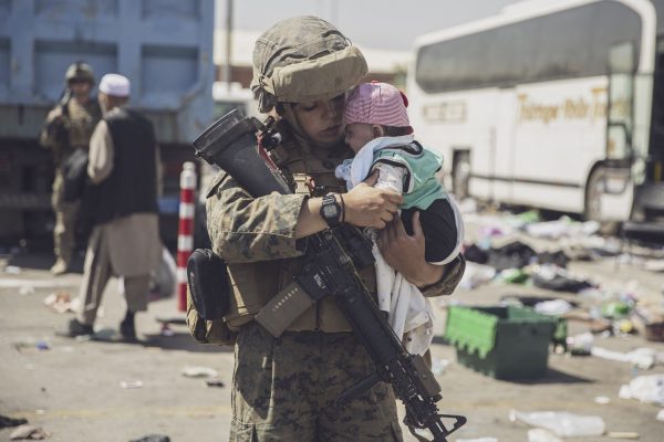 Afghaanse baby die aan Amerikaanse militair overhandig werd weer herenigd met familie