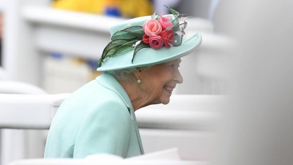 Koningin Elizabeth geniet van najaarszon tijdens autoritje