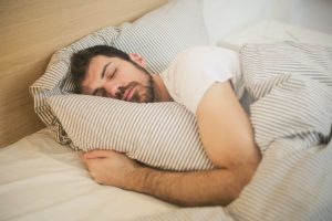 Thumbnail voor Redacteur Sjoerd tapete zijn mond dicht in bed: 'Mijn vriendin lachte me uit, maar ik sliep goed'