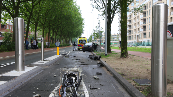 voor 30e keer auto verwoest door verzinkbare verkeerspaal