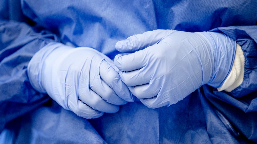 Honderden zorgverleners krijgen eigen risico terug na besmetting