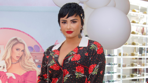 Thumbnail voor Demi Lovato komt uit met knalgele vibrator: 'Iedereen verdient genot'