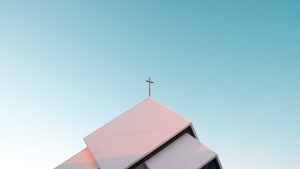 Thumbnail voor Kerk herstelt altaar in ere met wijwater na opnames expliciete video