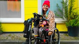 Thumbnail voor Kris (23) gaat in haar rolstoel door Europa reizen: 'Na tien jaar overleven kan ik gaan leven'