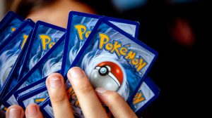 Thumbnail voor Beveiliging speelgoedwinkels opgeschroefd vanwege Pokémonkaarten