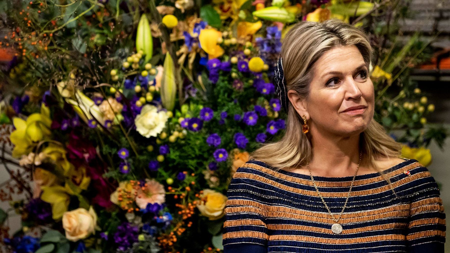 Deze blauw-gouden gatenjurk van koningin Máxima moet je even zien