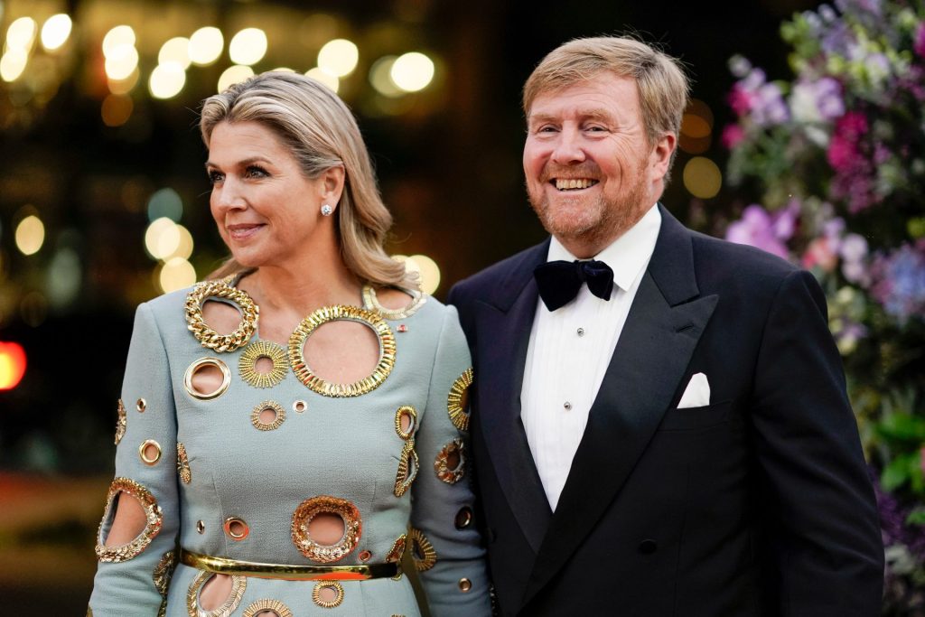 Deze blauw-gouden gatenjurk van koningin Máxima moet je even zien