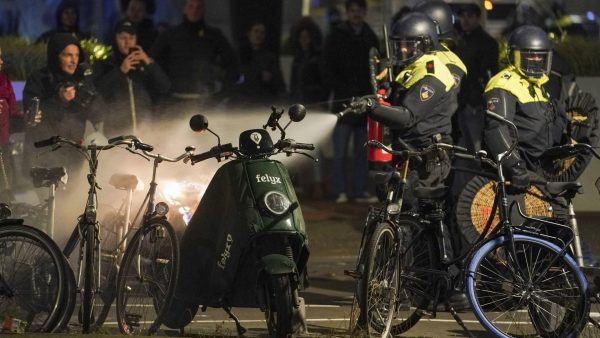 Politie wordt bekogeld met stenen bij lawaaidemonstratie persconferentie