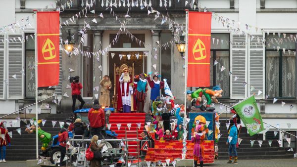 Mens moe bundel Dag Sinterklaasje: goedheiligman welkom geheten bij Grote Pietenhuis -  LINDA.nl