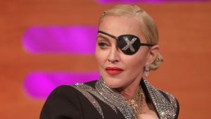 Thumbnail voor In het kader 'niet verwacht te zien vandaag': Madonna twerkend tegen een auto