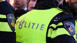 Thumbnail voor Vijftien relschoppers gearresteerd na ingang coronaregels in centrum Leeuwarden
