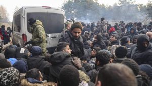 Thumbnail voor Vijftig migranten breken door grenshek Polen: 'Nog nooit zo'n crisis gezien'
