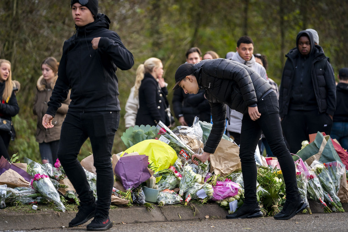 Familie en vrienden bezoeken plek van ongeluk minderjarigen