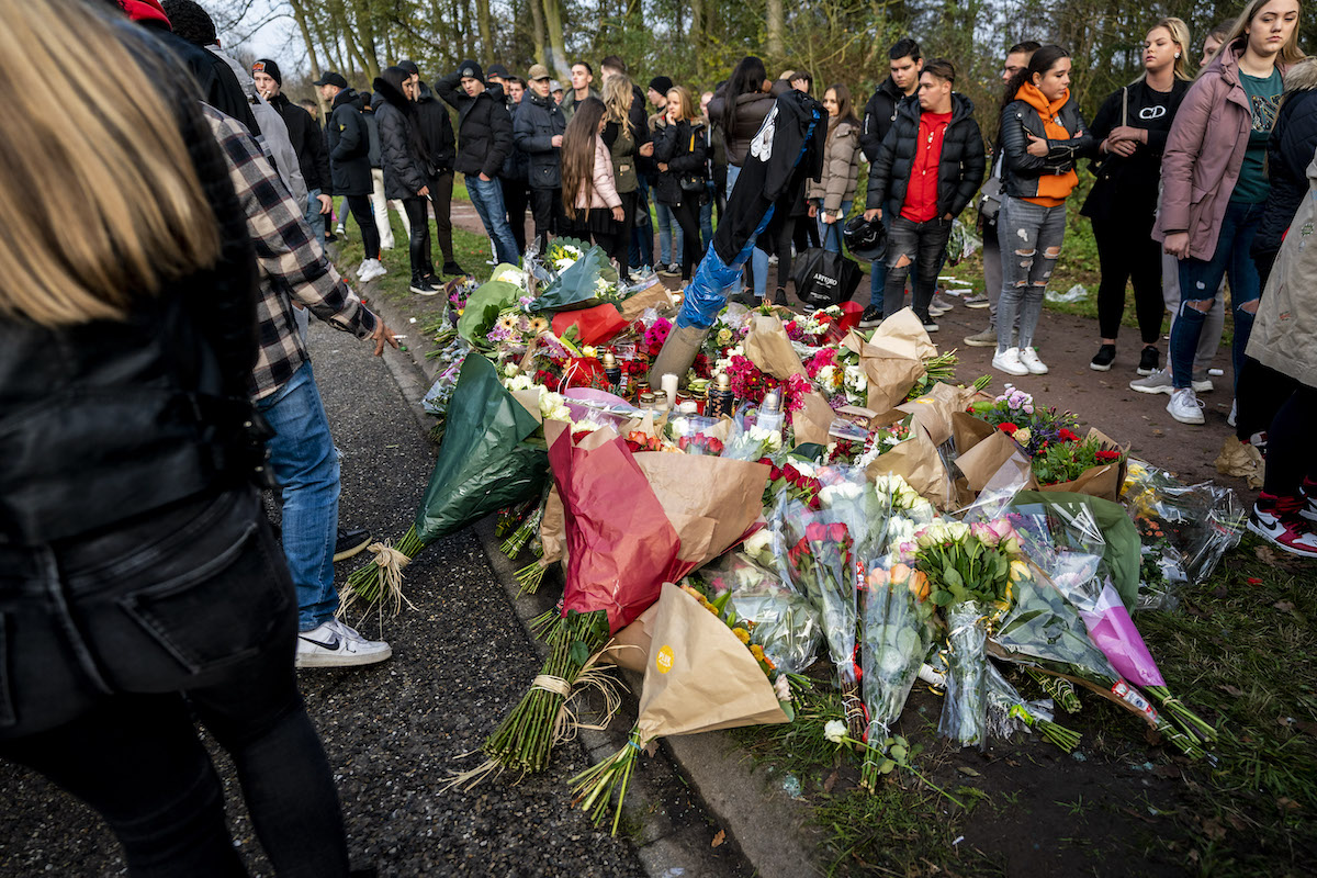 Familie en vrienden bezoeken plek van ongeluk minderjarigen